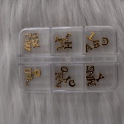 Dije de letras doradas